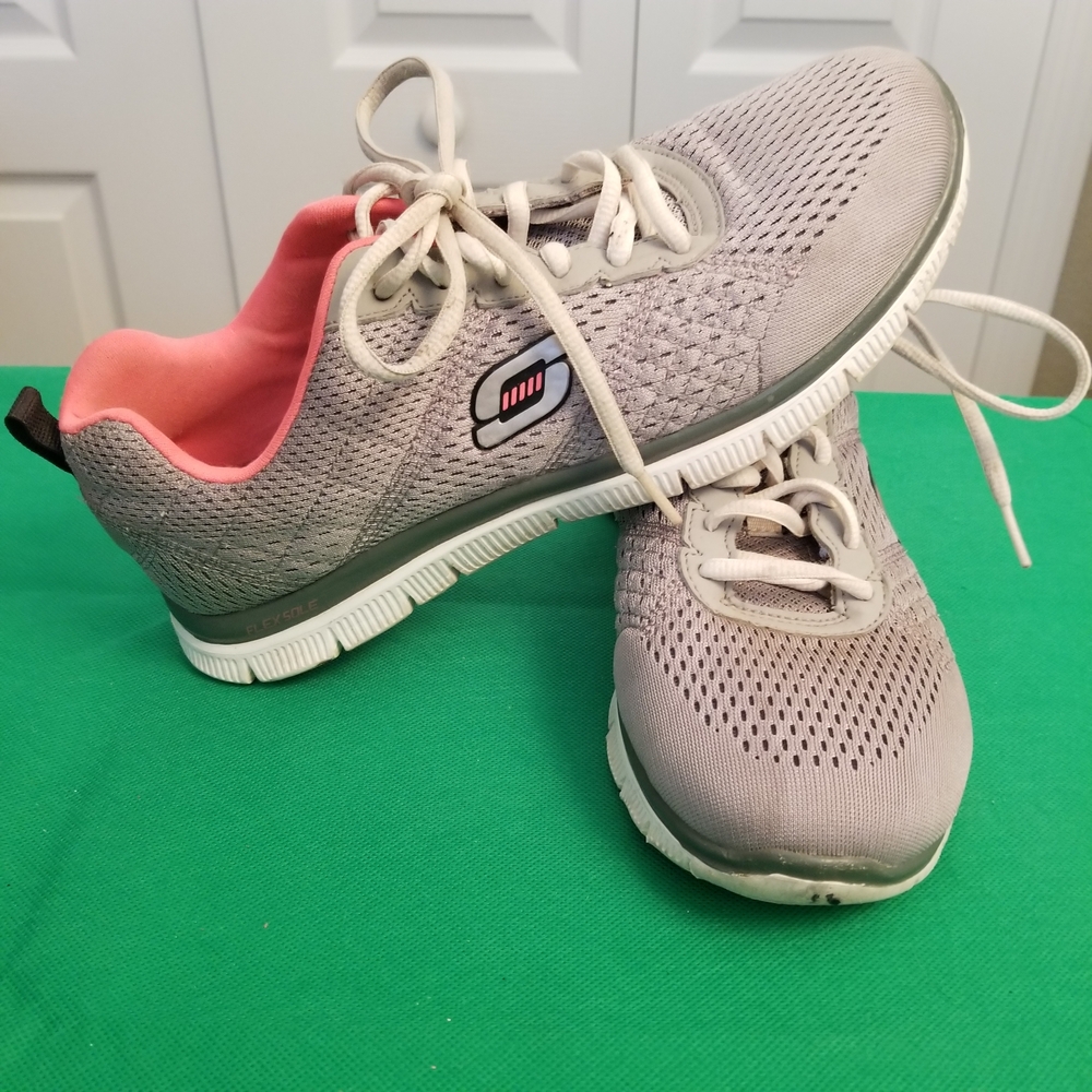 Skechers Skech-knit Light Gray Pink Sneaker 8.5 M/38.5 SN 120587X